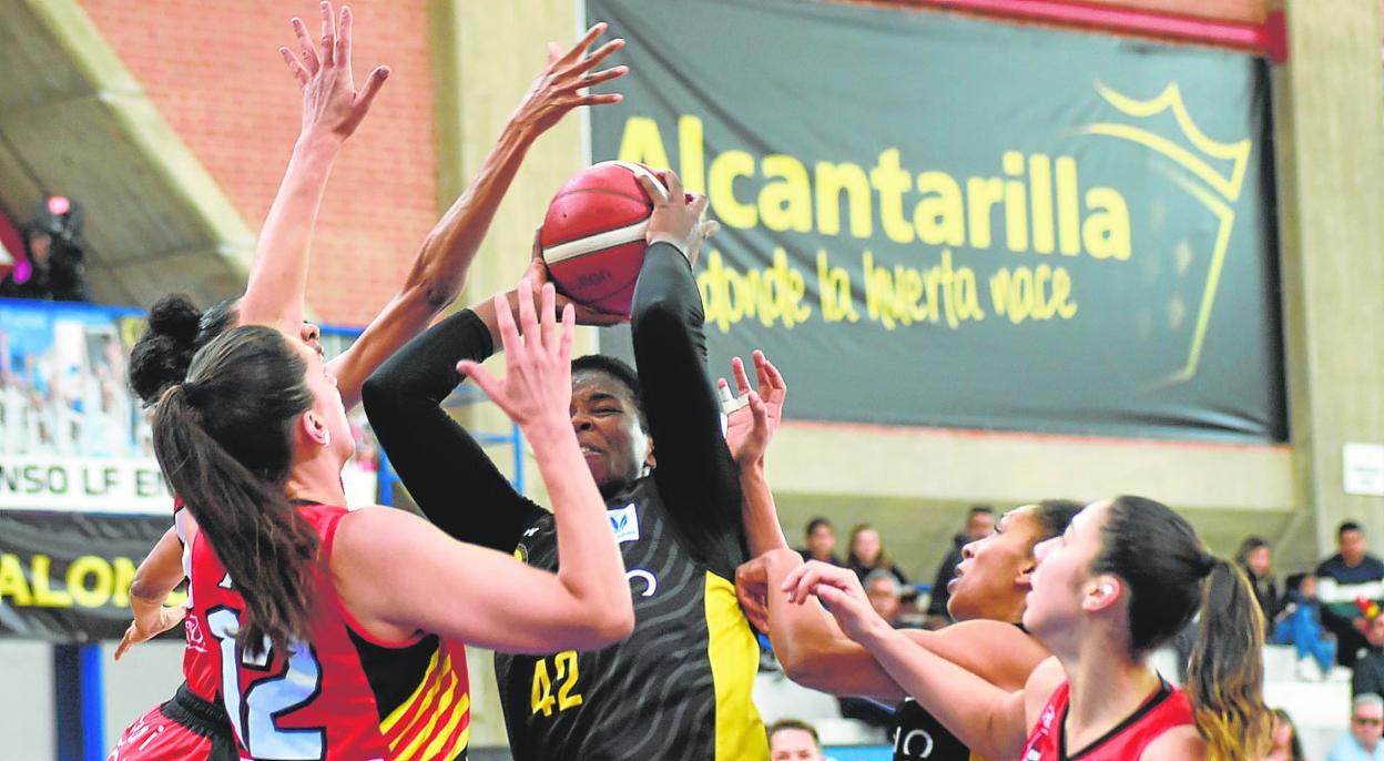 Tamara Seda, rodeada de rivales, intenta lanzar a canasta, este domingo.