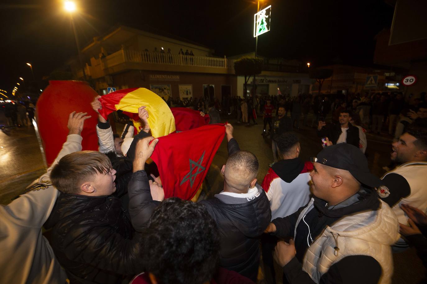 Fotos: Celebración de la colonia marroquí de la Región de Murcia tras vencer a España en el Mundial, en imágenes