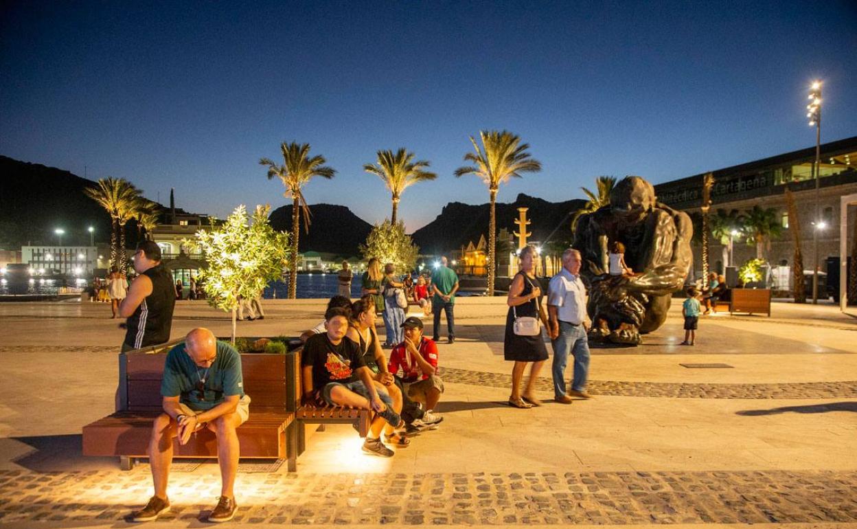 Plaza Mayor del Muelle de Alfonso XII.