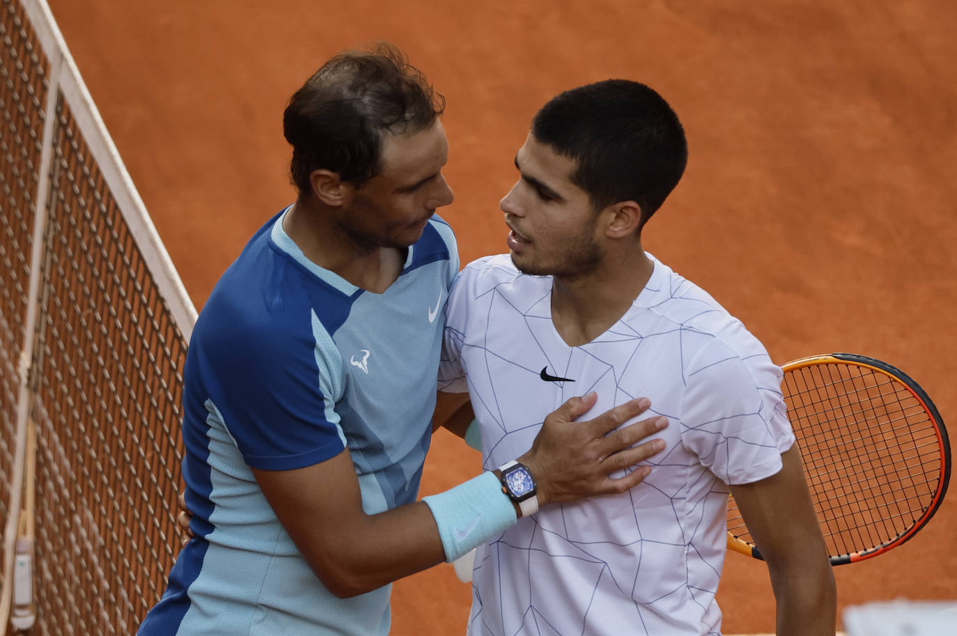 Nadal y Alcaraz se abrazan tras su partido en Madrid, en mayo. 