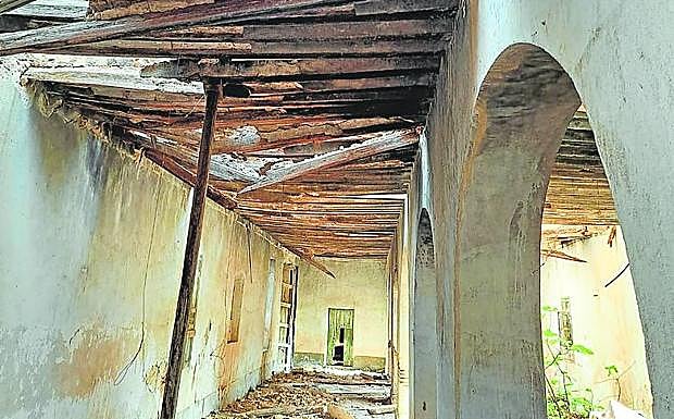 Cubiertas caídas en la zona de entrada al edificio. 