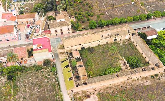 Vista aérea del majestuoso edificio de Las Posadas de Librilla (primer término) frente a la Casa de Chico de Guzmán y la plaza del Lavador o del Olmo. 