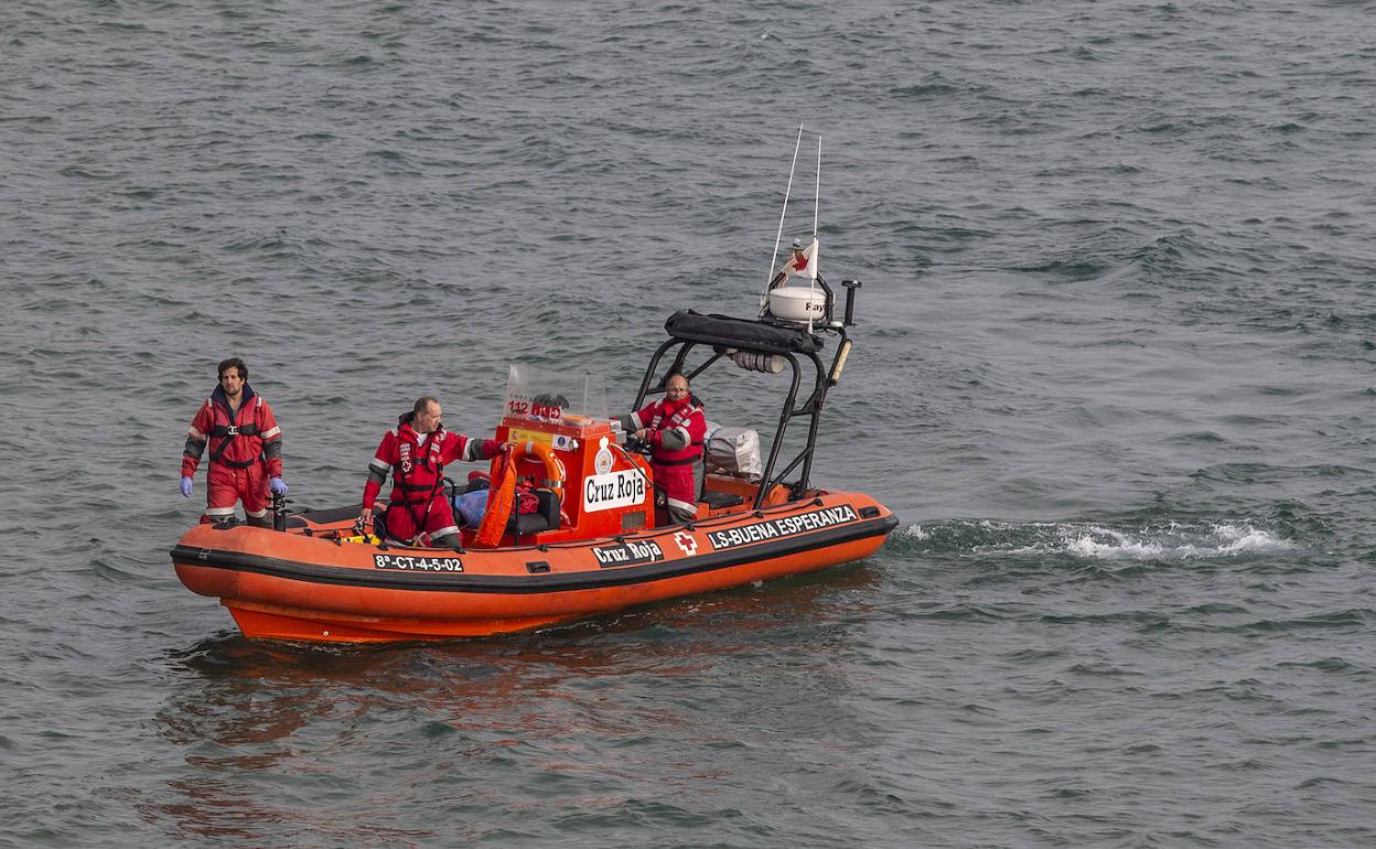 Labores de búsqueda en la costa entre Calblanque y Cabo de Palos, este jueves.