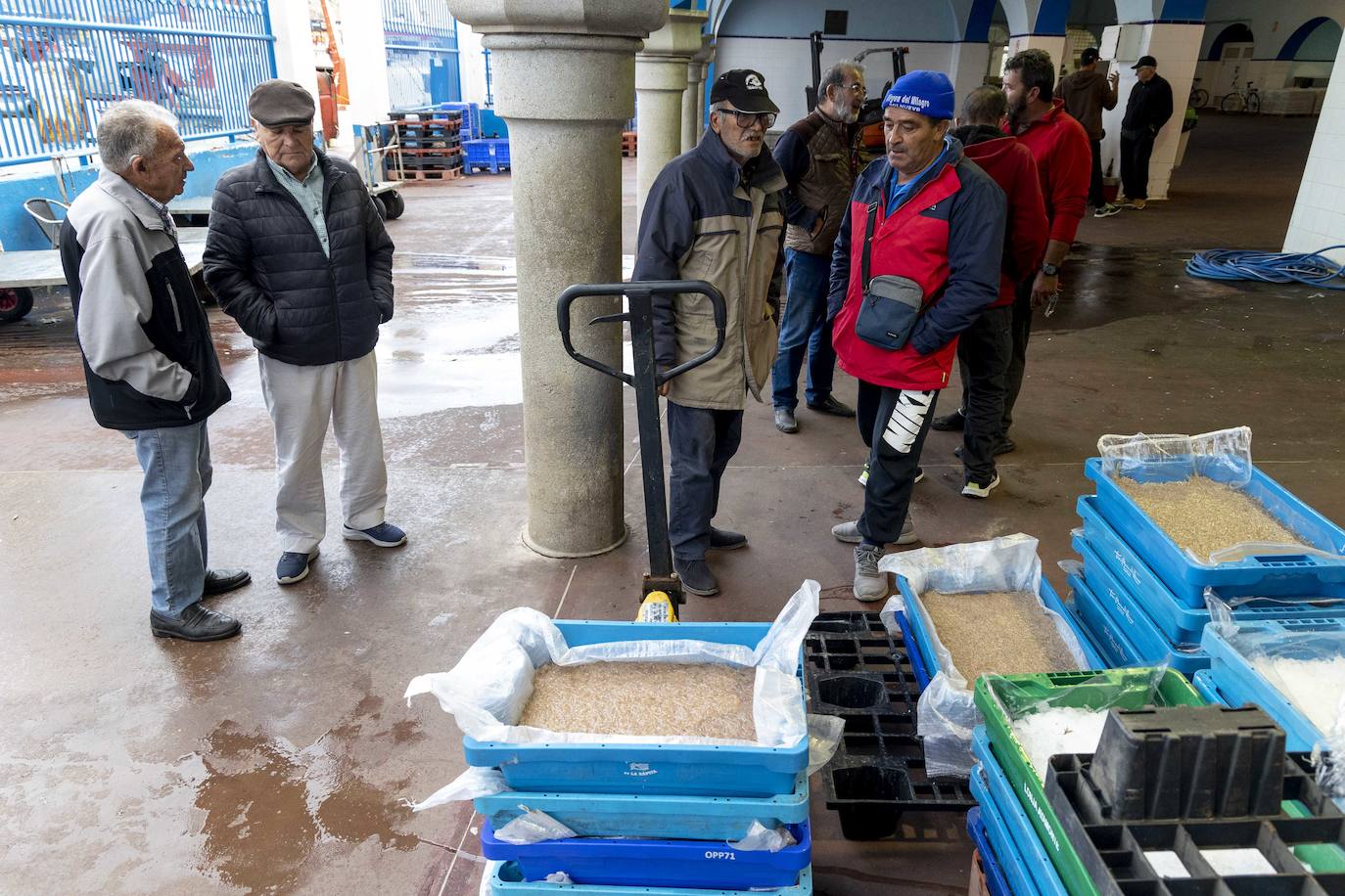 Un grupo de pescadores, este viernes, en la lonja de Cartagena. 