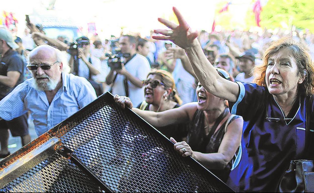 Simpatizantes de Cristina Fernández de Kirchner protestan en Buenos Aires después de que un tribunal la declarara el martes culpable de corrupción. 