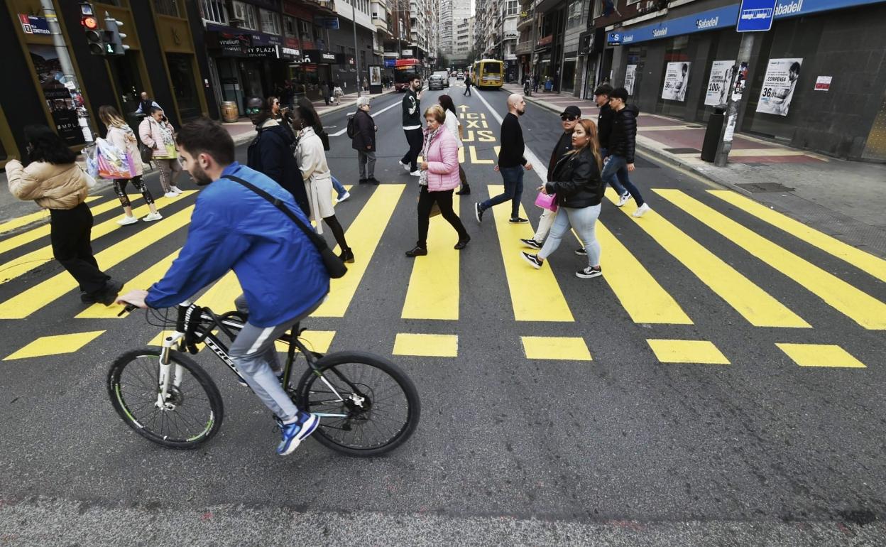 Paso de cebra de la avenida de la Constitución de Murcia, pintado de amarillo por las obras, que finalmente se aplazan.