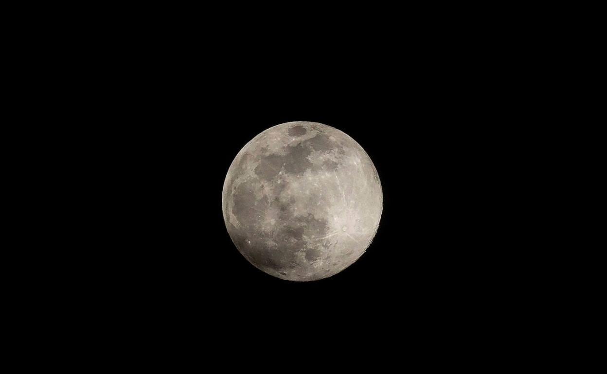 Qué es la Luna negra y por qué te va a permitir observar con más claridad el cielo esta noche