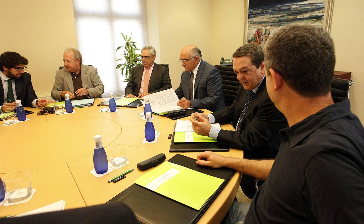 Reunión de la comisión de seguimiento del anterior plan estratégico, el 1 de agosto de 2014. De izquierda a derecha, Fernando López Miras, por entonces secretario general de la Consejería de Economía; Antonio Jiménez (UGT), Francisco Martínez Asensio, consejero de Economía; Alberto Garre, presidente regional; José María Albarracín (Croem) y Daniel Bueno (CC OO). 
