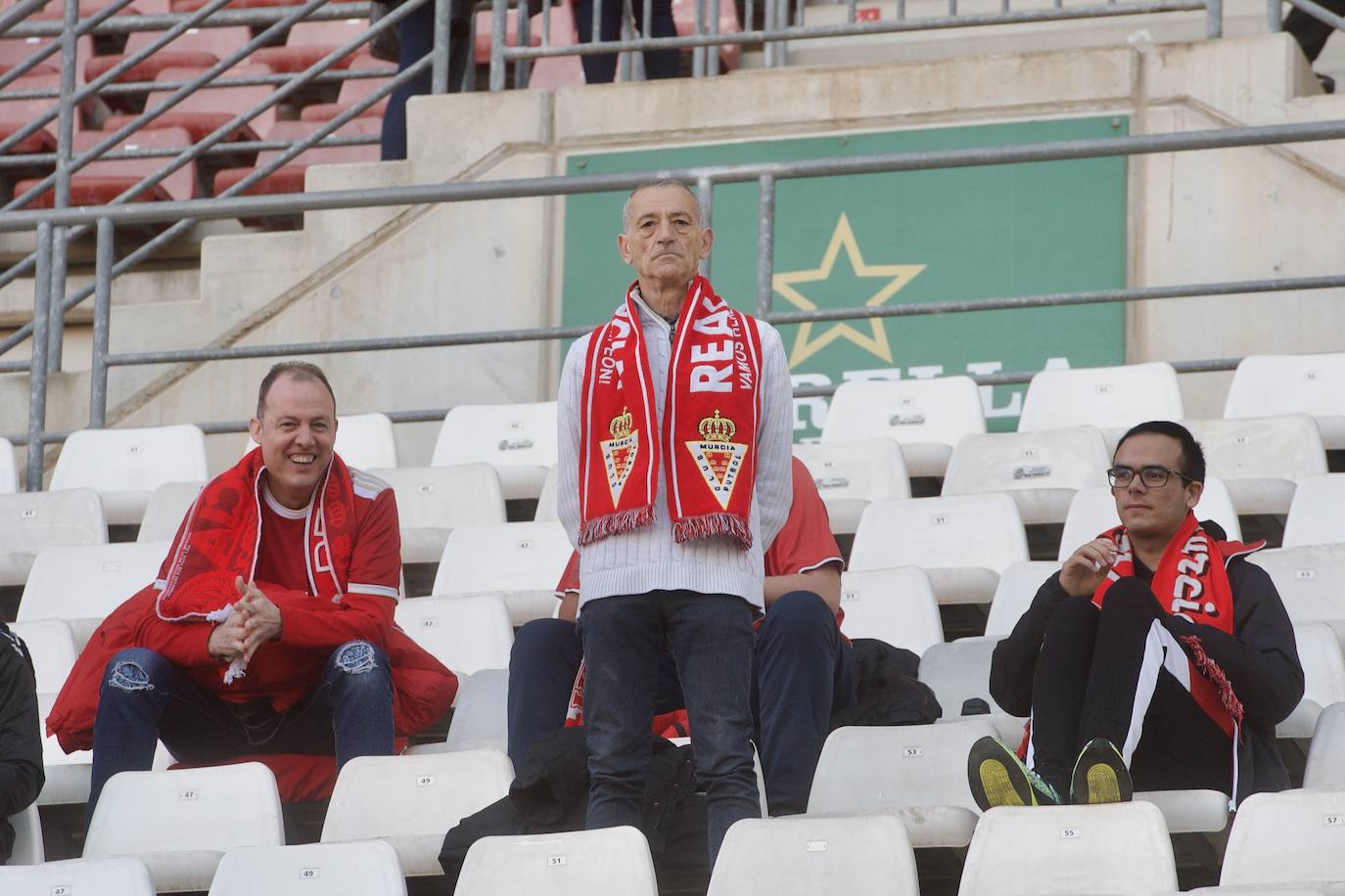 Fotos: Búscate en las gradas del Enrique Roca en la victoria frente al Sabadell