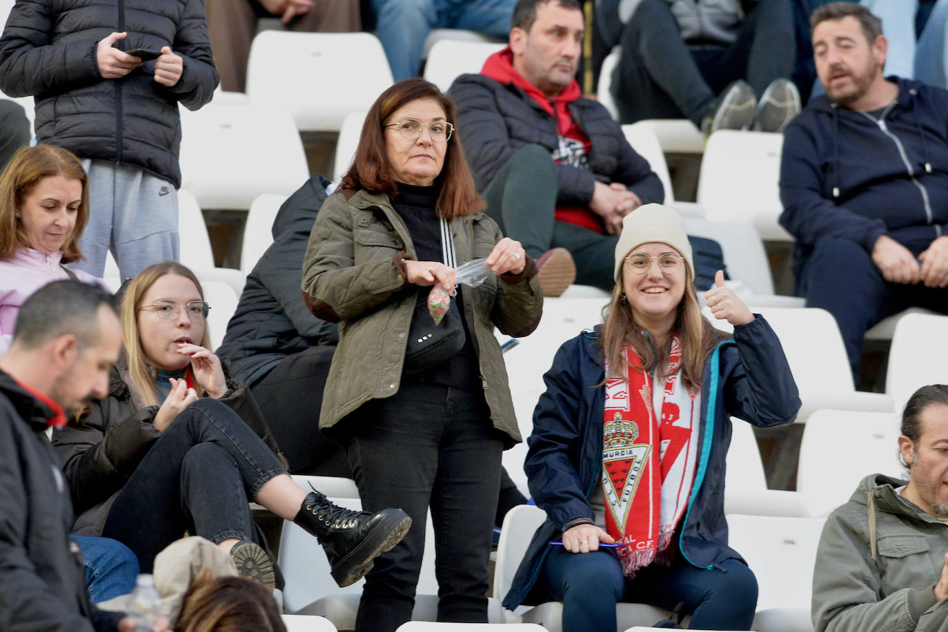 Fotos: Búscate en las gradas del Enrique Roca en la victoria frente al Sabadell