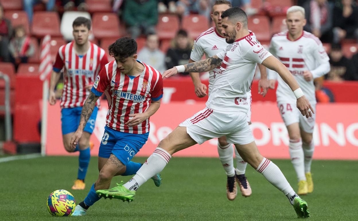 Datkovic busca robar el esférico a Jordan.