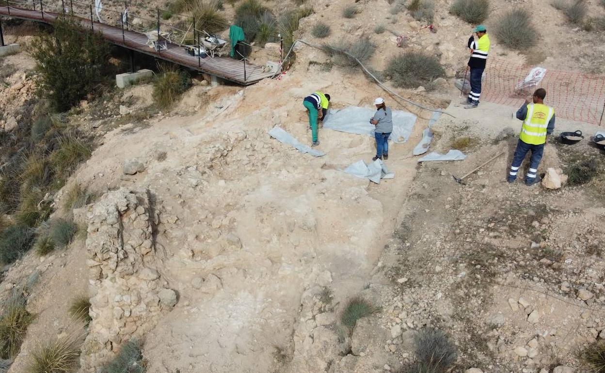 Vista aérea de los trabajos en el yacimiento donde se aprecia el pilar del asentamiento, junto a la pasarela instalada hace tres años. 