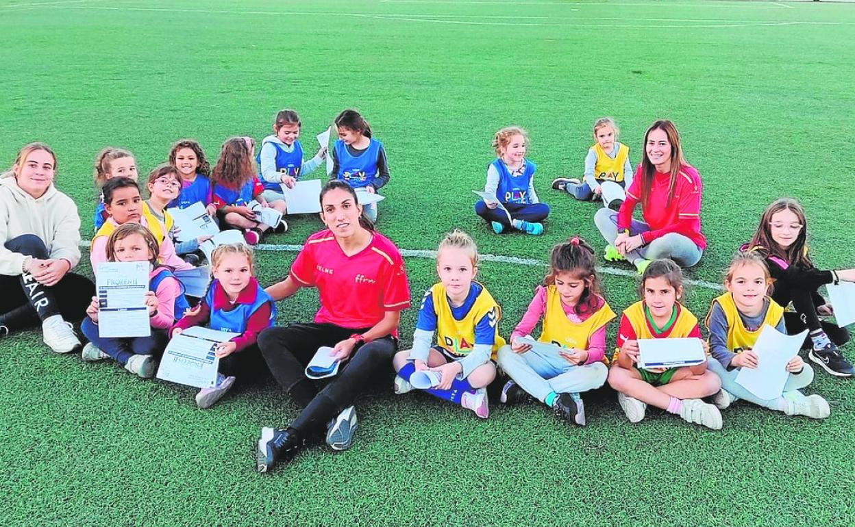 Jóvenes futbolistas disfrutan del programa 'Playmakers' en el José Barnés de Murcia, la semana pasada. 