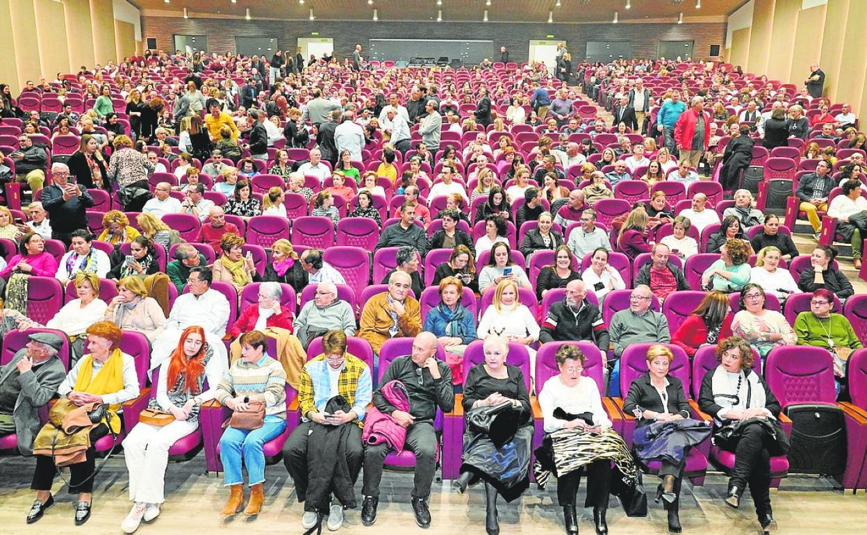 Asistentes al concierto 'Calle del aire' en el auditorio Margarita Lozano de Lorca.