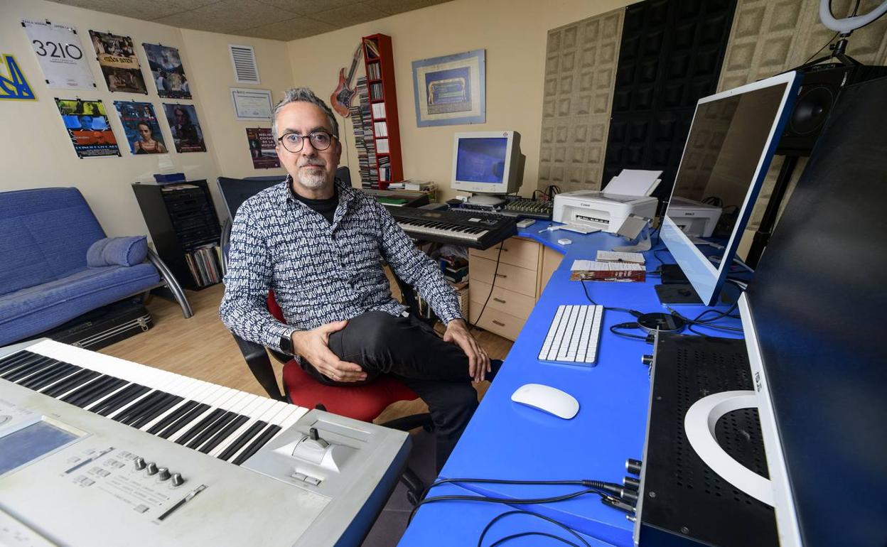 Luis Alberto Naranjo en su estudio en Molina de Segura. 