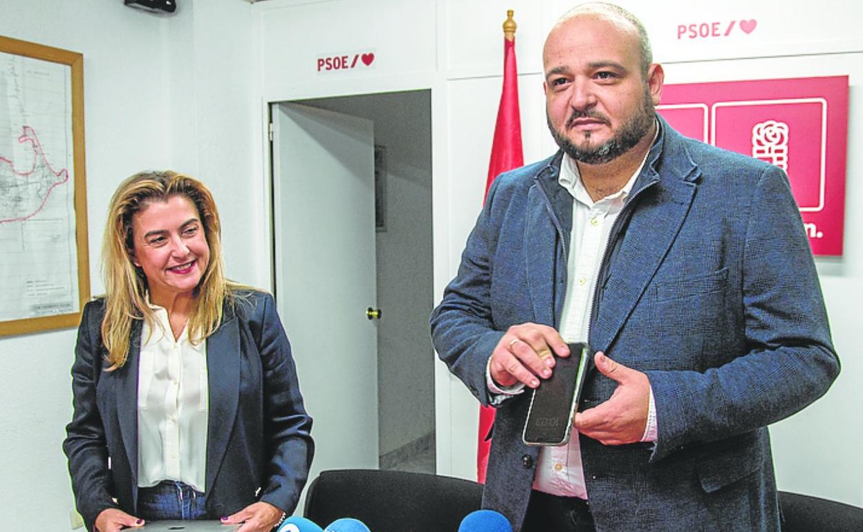 Carmina Fernández y Manuel Torres antes de la rueda de prensa. 