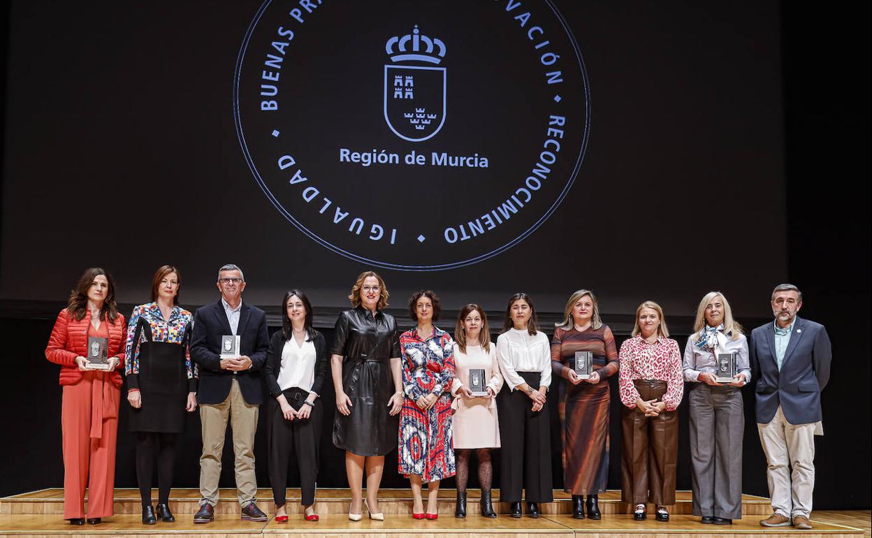 La vicepresidenta Isabel Franco junto con los galardonados en la entrega de los Premios Innovación y Buenas Prácticas de la Administración regional.