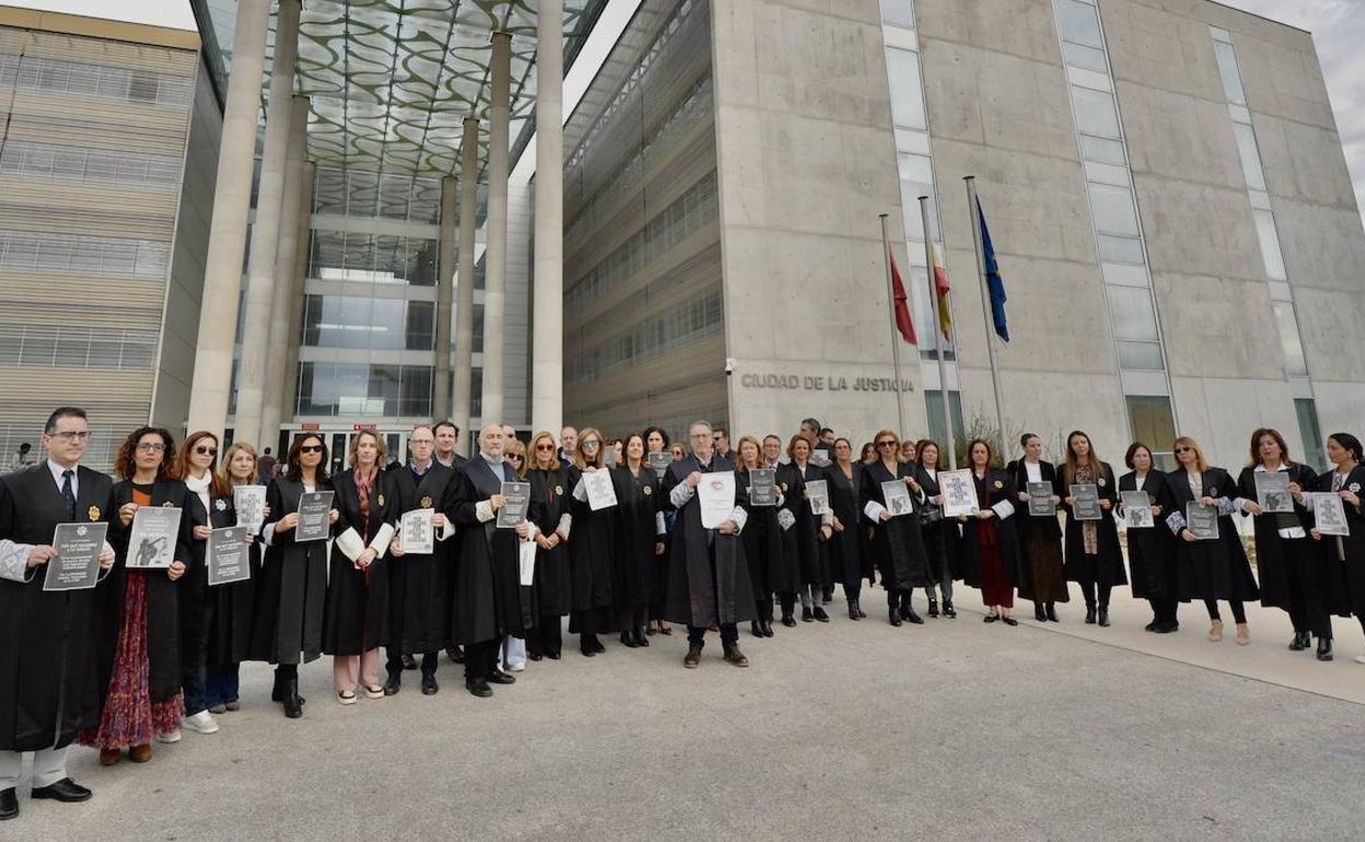 Decenas de letrados en huelga, este miércoles, frente a la Ciudad de la Justicia de Murcia.