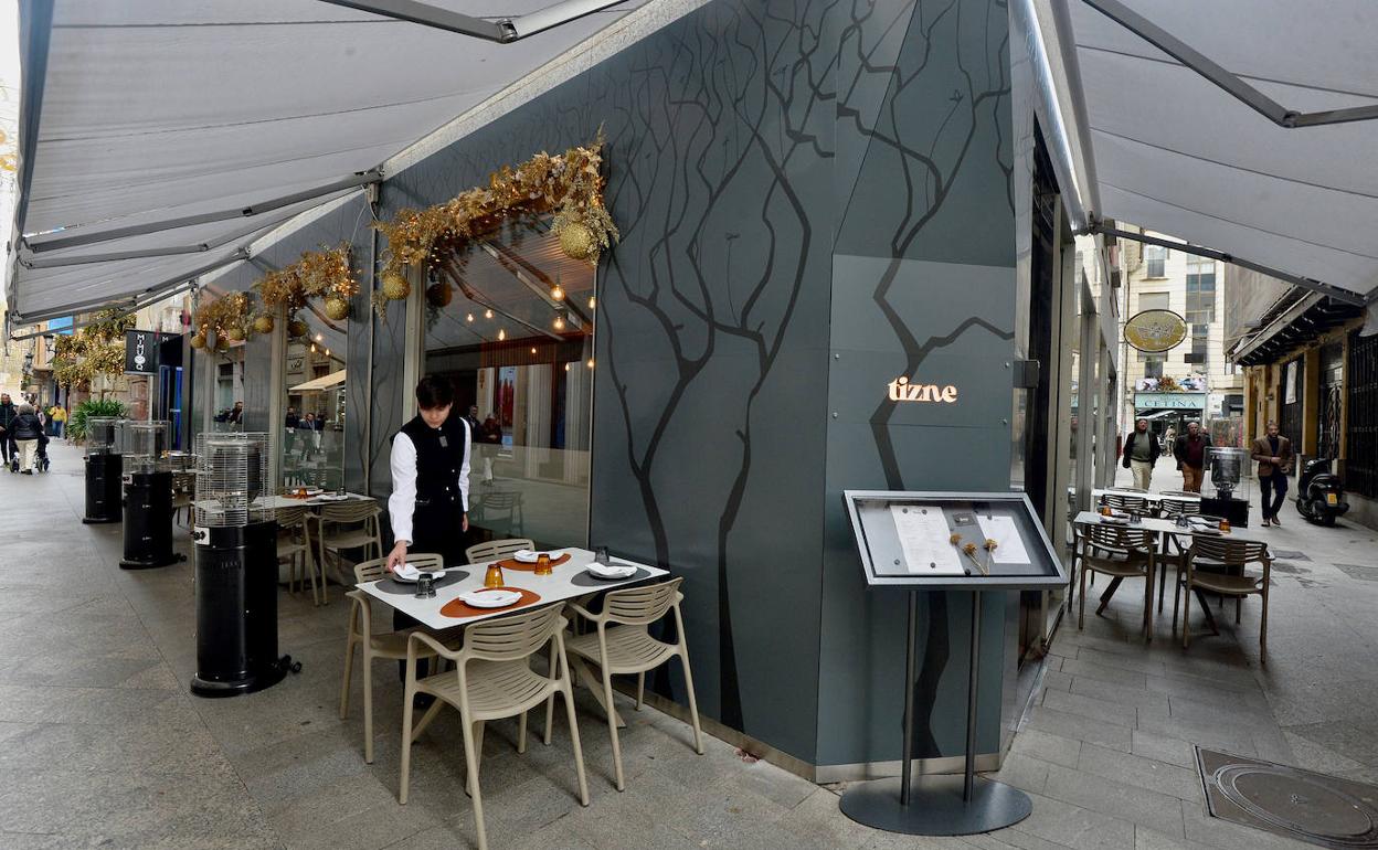 Terraza de Tizne, en plena calle Trapería de Murcia.