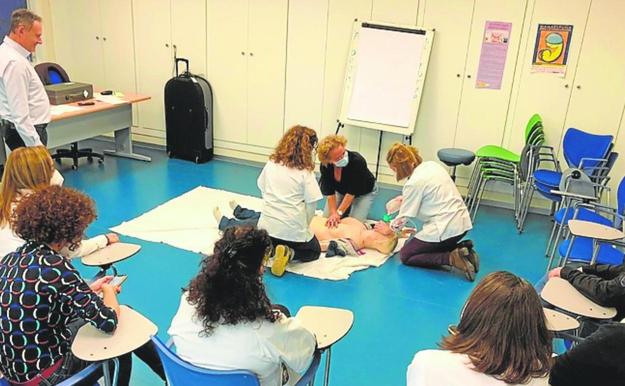 Los trabajadores aprenden cómo hacer una reanimación cardiopulmonar. 