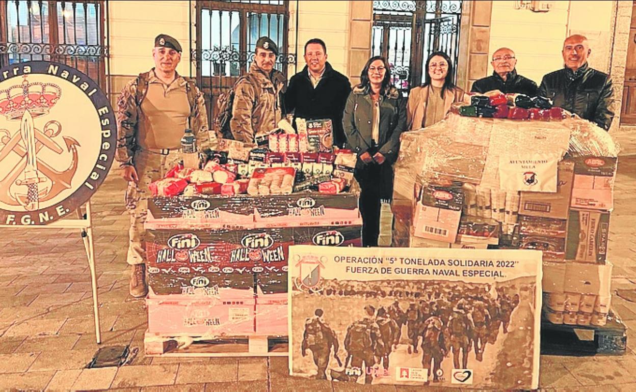 Las fuerzas especiales entregan los alimentos a la corporación municipal.