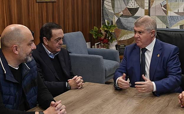 El delegado del Gobierno, José Vélez (der.), en la reunión de este viernes con empresarios y regantes.