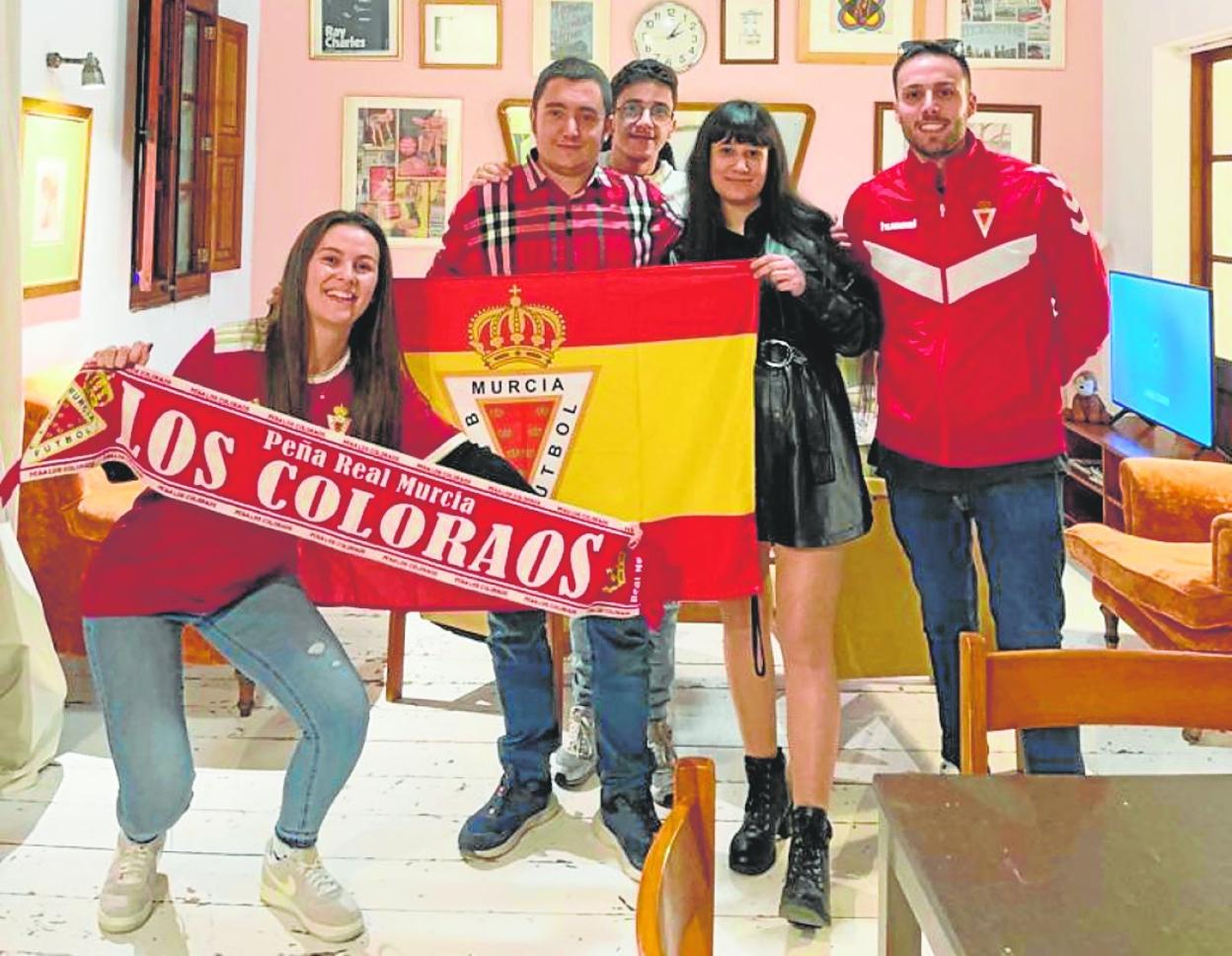Primeros aficionados murcianistas llegados ayer a Palma de Mallorca. 