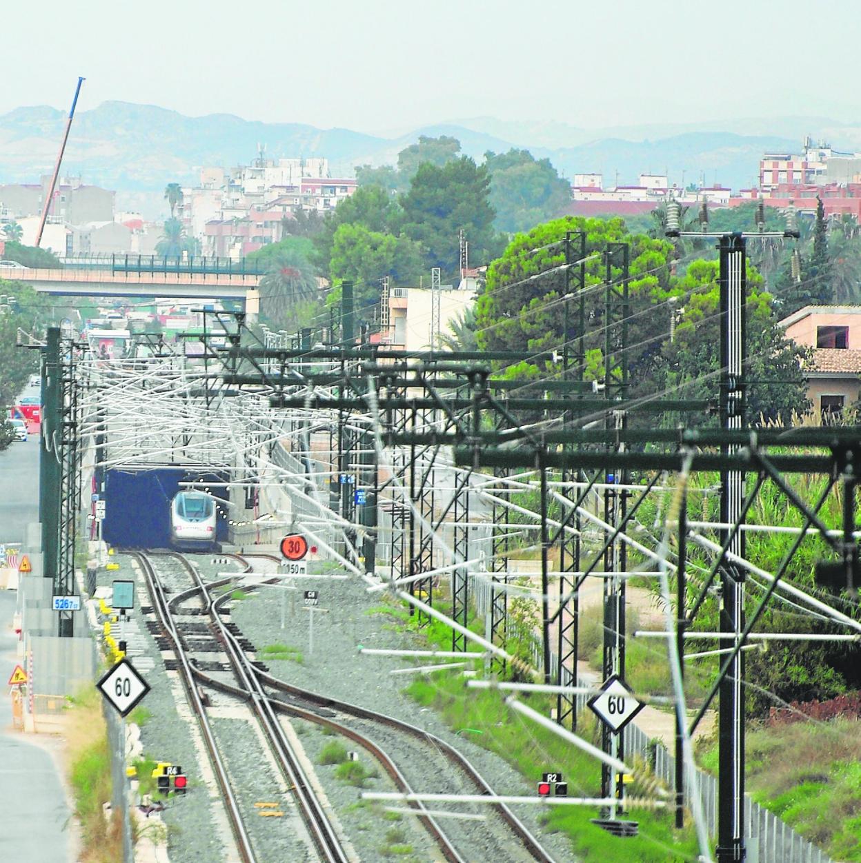 Un AVE sale del túnel del soterramiento en dirección a Beniel y Orihuela, durante las pruebas de circulación que se realizaron en octubre en este tramo que se pondrá en servicio el martes. 