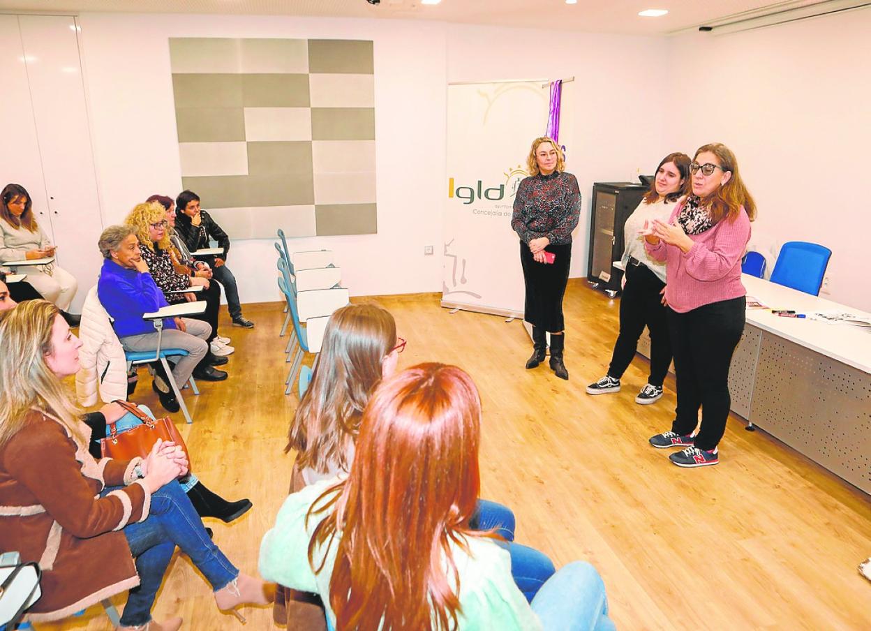 Lajarín se dirige a las participantes, junto a la coordinadora del taller y la técnico de la Concejalía. 