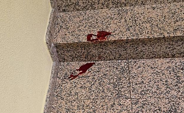Manchas de sangre en unas escaleras de las instalaciones tras el suceso.