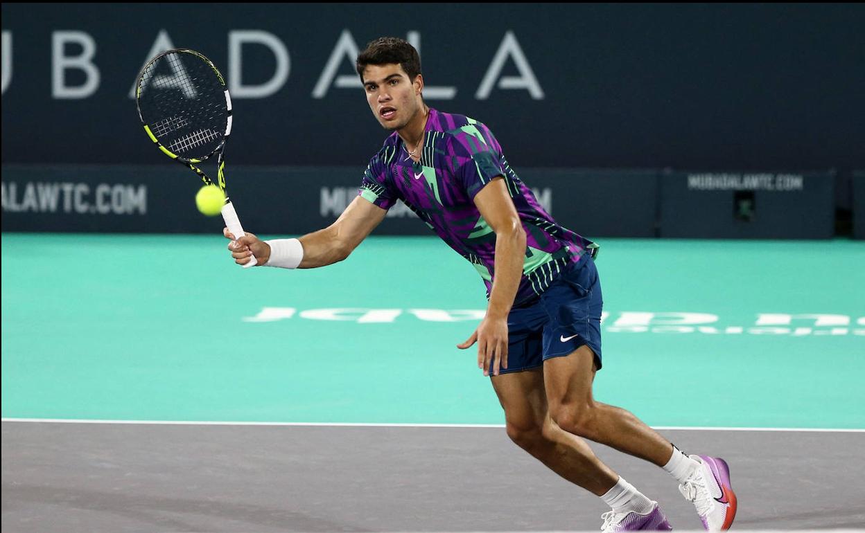 Carlos Alcaraz sube a la red, en el partido de este sábado. 