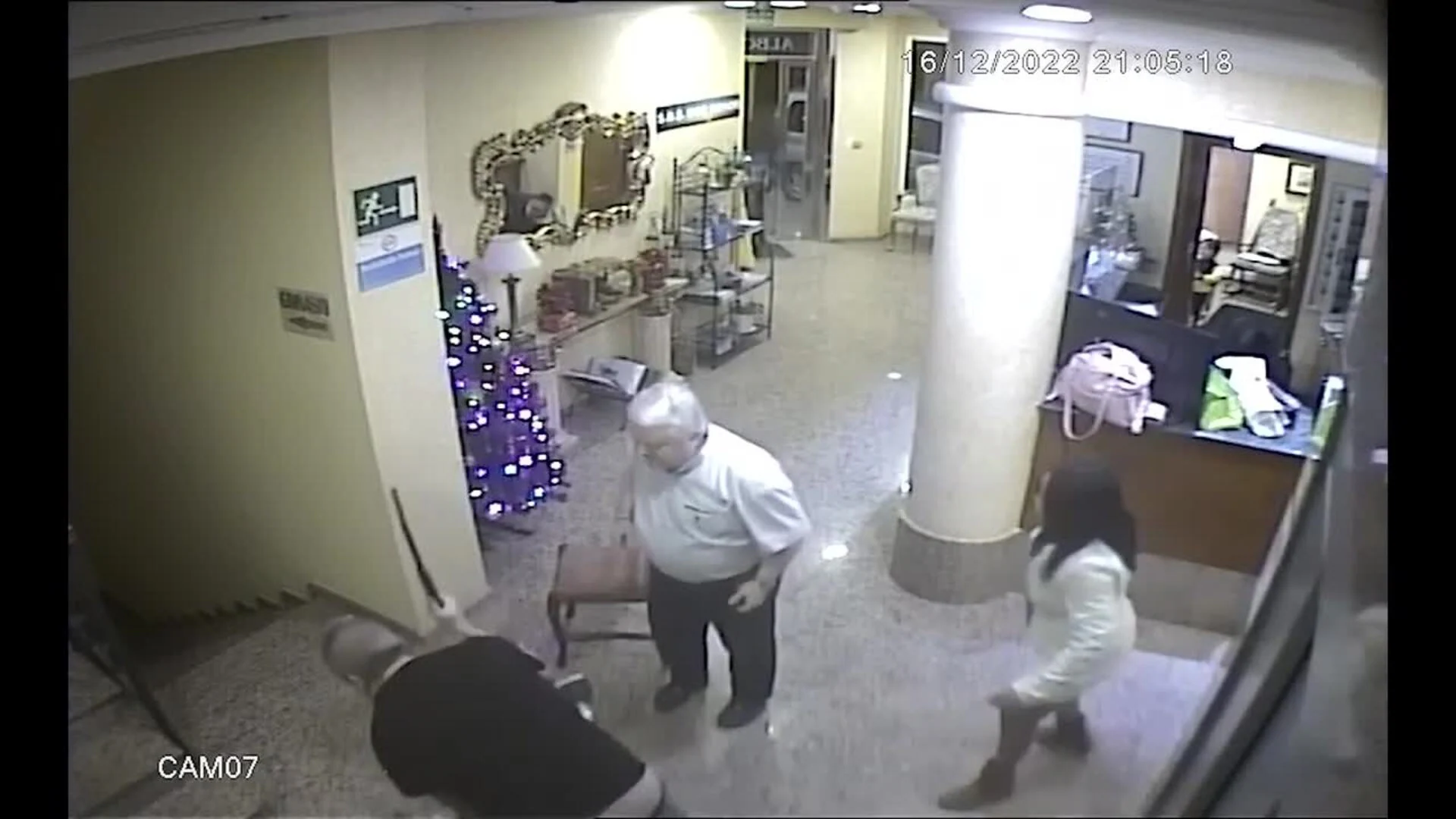 El dueño de un hotel de La Ribera propina una paliza a un ladrón armado con un cuchillo