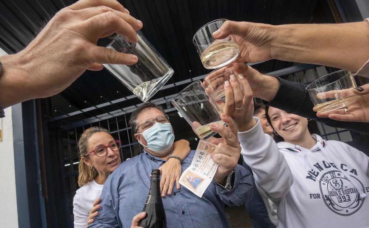 Afortunados en la Lotería de Navidad brindan y celebran su suerte. 