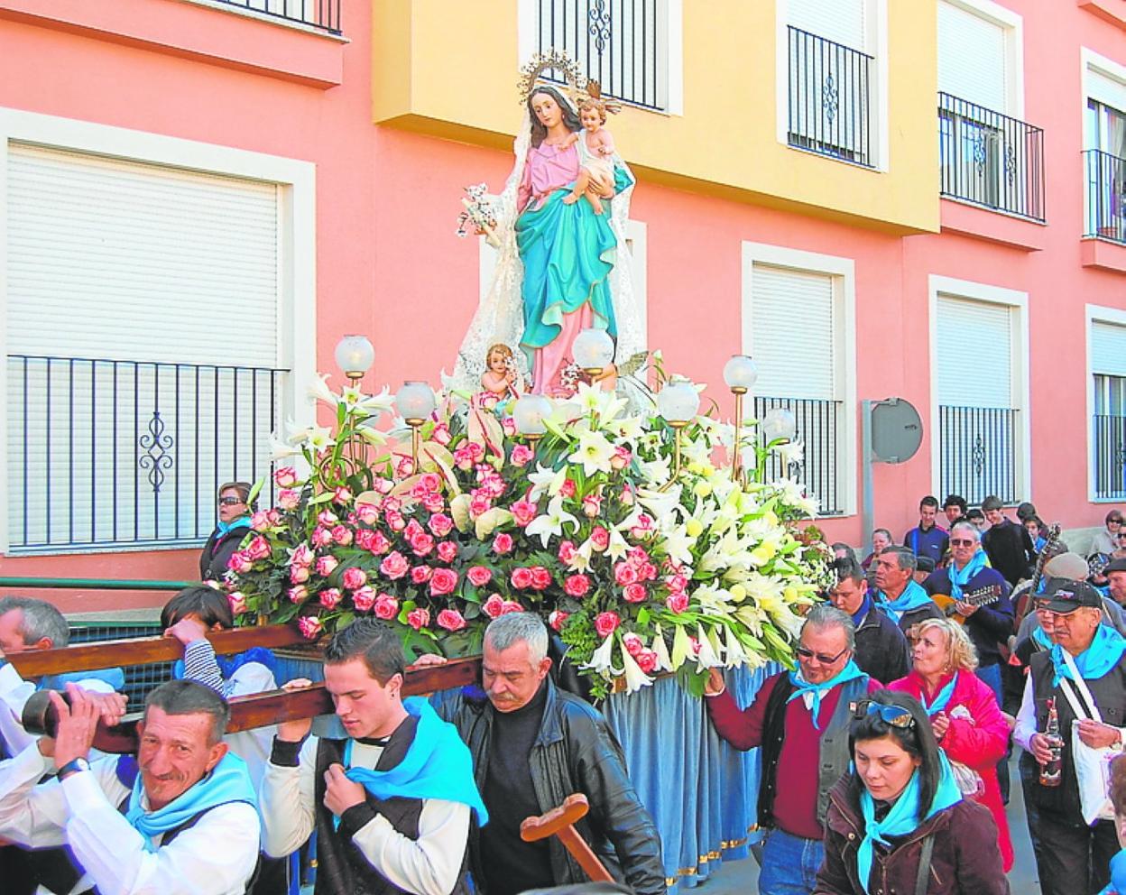 Vecinos transportan a hombros a la Virgen de la Candelaria. 