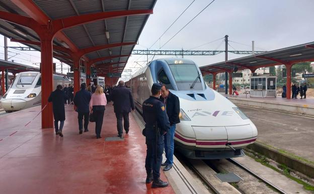 El primer AVE a Murcia, a punto de salir de Chamartín.