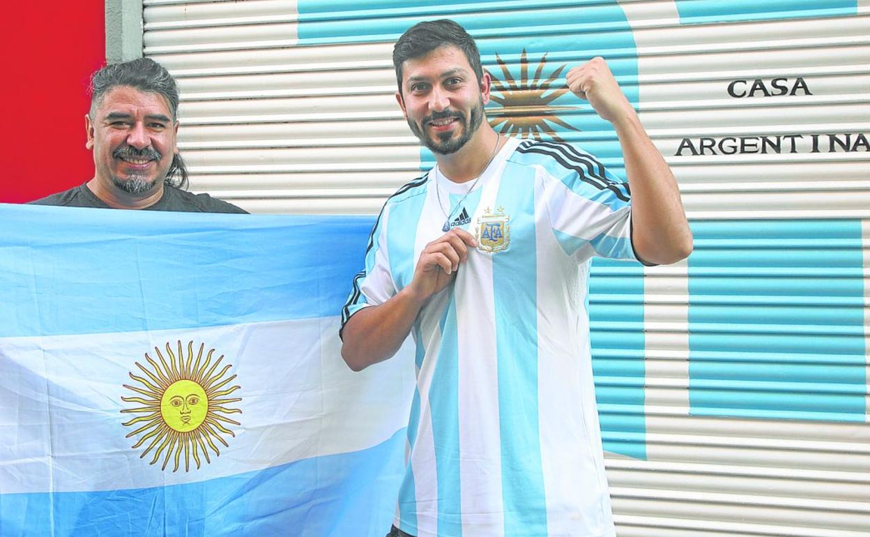 Ernesto Zárate y Nicolás Fernández, ayer, frente a la sede que la asociación Casa Argentina tiene en el murciano barrio de Vistalegre. 