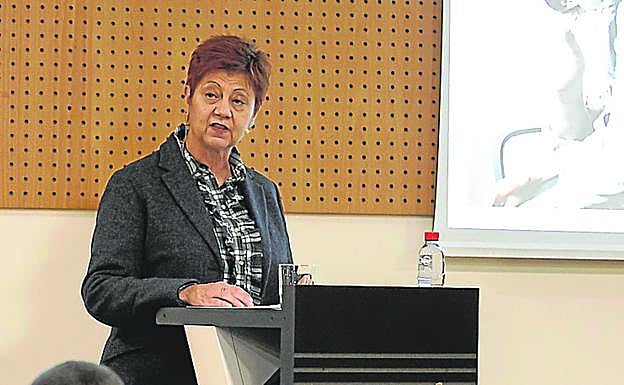 La directora de la Asociación Columbares, Rosa Cano, durante la presentación del proyecto Airis. 