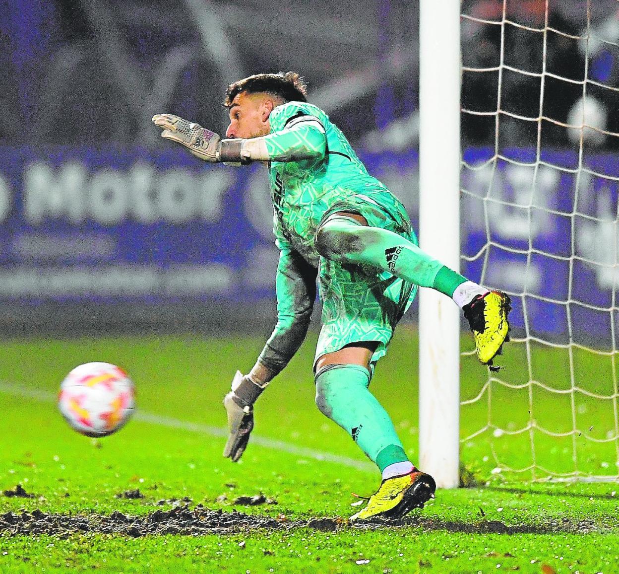 El héroe del partido Marc Martínez detiene el primero de los dos penaltis, anoche.