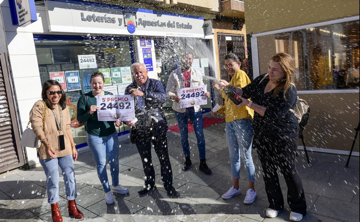Una joven premiada en Fortuna descorcha el champán para celebrar.