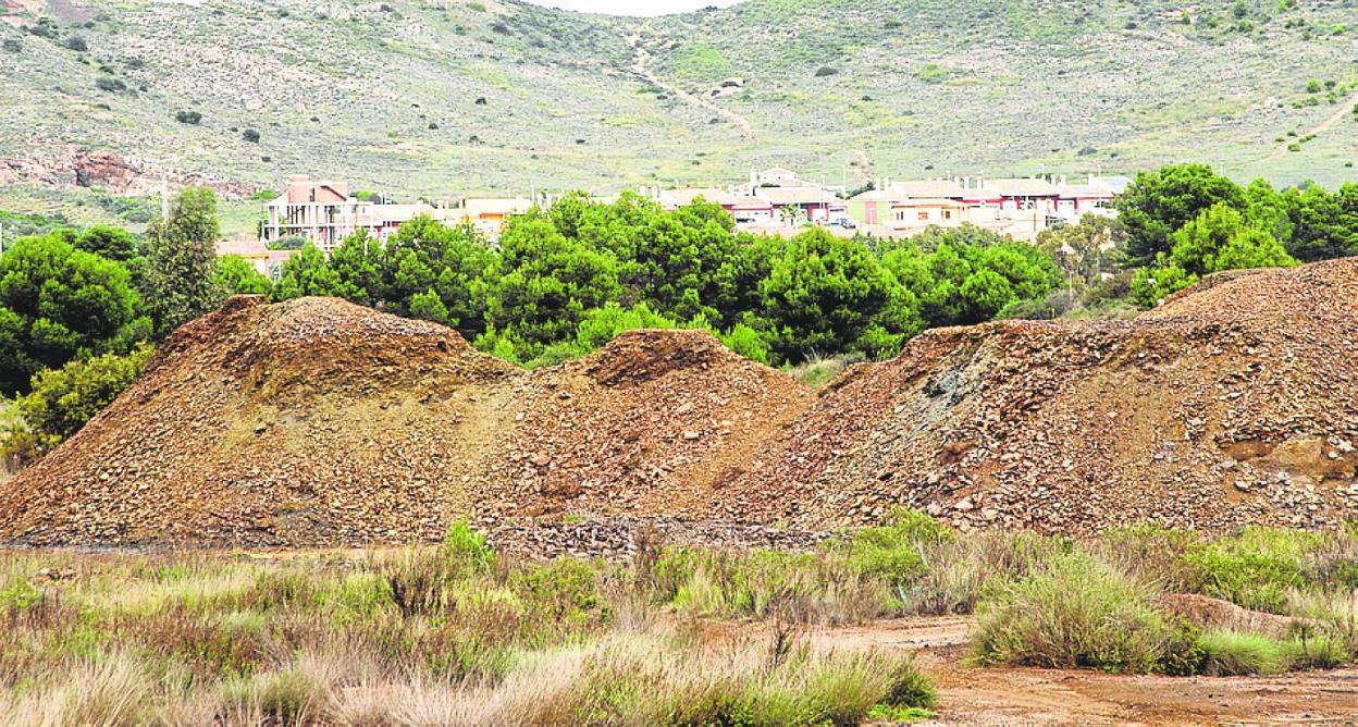 Terrera de residuos mineros, en el entorno del Estrecho de San Ginés. 