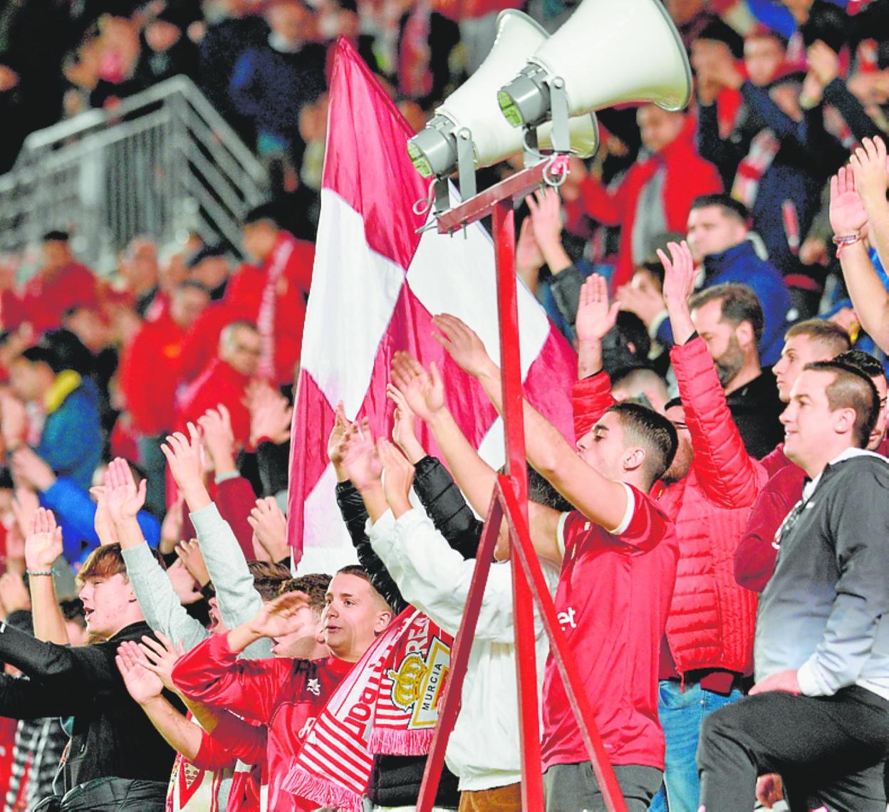 Aficionados granas animando en el encuentro ante el Sabadell. 