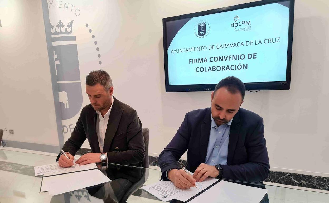 José Franciso García y Fernando López firman el acuerdo de colaboración. 