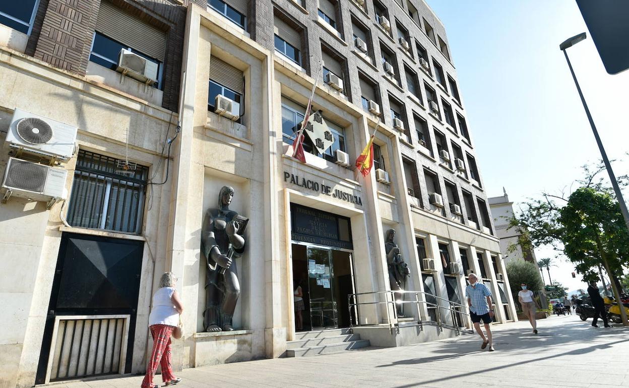 Ciudadanos pasean frente al Palacio de Justicia de Murcia, sede de la Audiencia Provincial. 