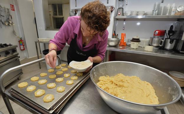 María Dolores Abellán prepara con mimo las tortas de recao que se sirven en El Alias. 