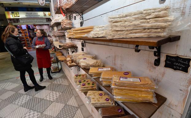 Turrones y dulces expuestos en la tienda de El Turro, en la calle Platería de Murcia.