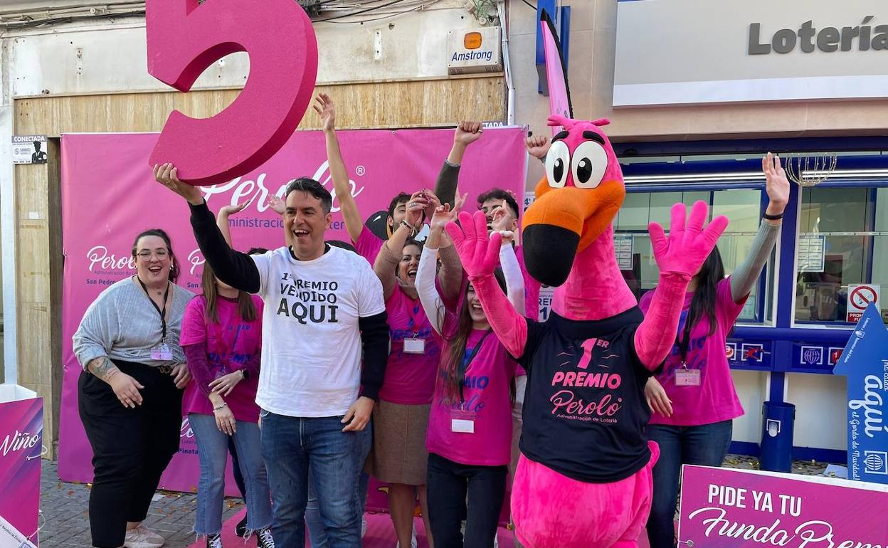 El Perolo celebra un quinto premio vendido.