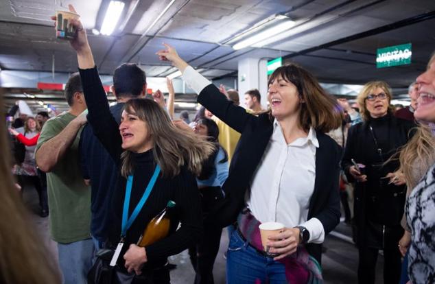 Dos empleadas de la empresa Tragsatec situada en la calle Julián Camarillo celebran que son agraciados del 'Tercer Premio’