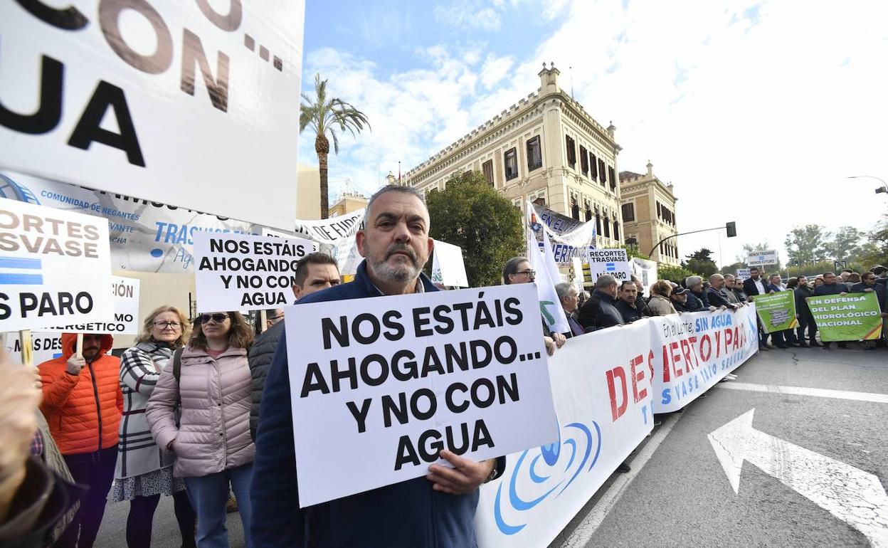 Protesta de los regantes del Trasvase frente a la Delegación del Gobierno de Murcia, la pasada semana.
