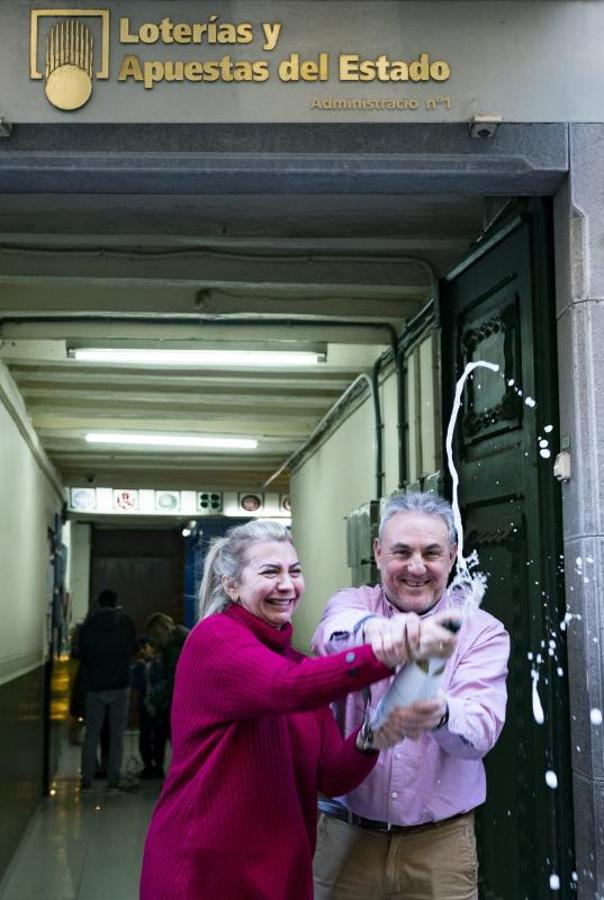 Los propietarios de la administración de lotería número 1 de Olot (Girona) celebran haber vendido el número 04074