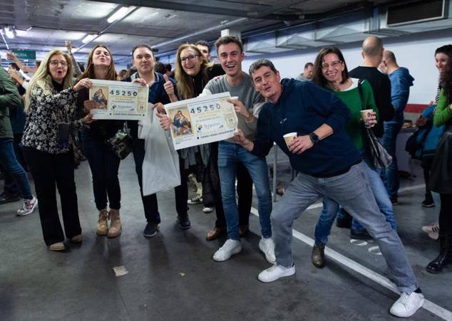 Fotos: El tercer premio se cuela en la copa navideña de una empresa madrileña